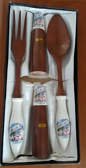 VINTAGE FLORIDA '60s / '70s HOSTESS SALAD SERVER SET WITH SALT & PEPPER SHAKERS